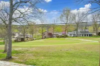 Happy Place Hideaway - Walk to Taneycomo!