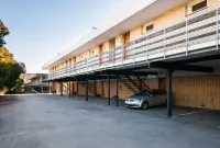 Hotel Los Olivos - parking