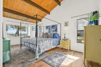 Pelican Beach Private Ocean Front Beach House- Sleeps 10 Bring Your Surf Boards - Pet friendly