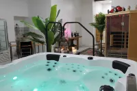 Les 2 Drôles d'Oiseaux Hotels in Homps