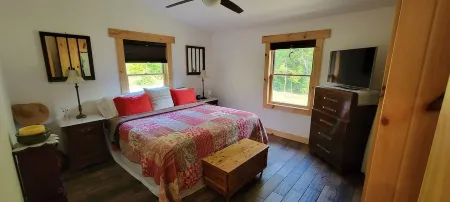 Cozy new built home for 2, country living with city near by