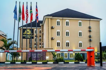 Crownsville Hotel - Airport Road Отели в г. Осуаха