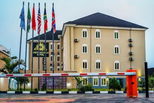 Crownsville Hotel - Airport Road Hotels in Ozuaha