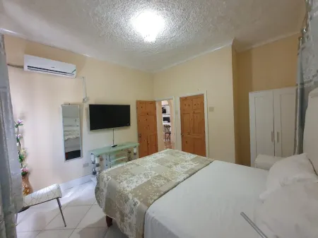 Sandy Bay Paradise Retreat - 7 Bedrooms Отели в г. Hayes