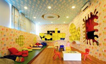 Spacious And Modern Look 3Br Bellezza Apartment