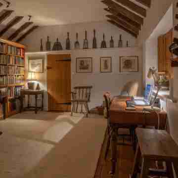 Stunning 4-Bed Thatched Cottage in Oxfordshire! Others