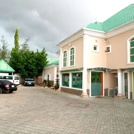 B's Hive Hotel & Suites