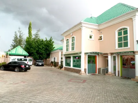 B's Hive Hotel & Suites