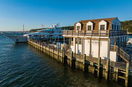 Danfords Hotel & Marina Отели рядом с достопримечательностью «Поквотт Бич Фронт»