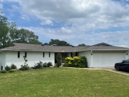 Lakeside Retreat - Large Spacious Home with Gameroom! Отели в г. Тул