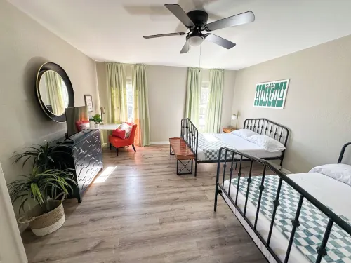 Spacious 4-bedroom house with Make-up bar, WiFi, Games, Hot-tub, & pool