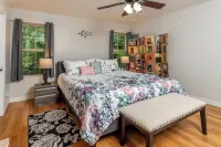 Center Hill Lake - 4 Bedroom, 2 Bath, Pool, Bonus Rm & Deck - 1 Hr to Nashville - 3-Star