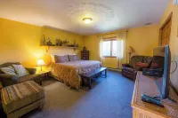This is Colorado! Stunning views, killer hot tub, 12 acres, game barn+huge deck! - Gym