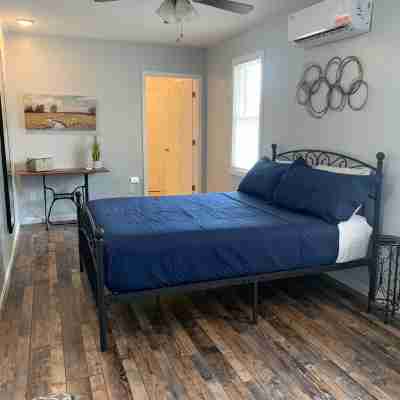 Bourbon Oak Hideaway 2 offers a 2 bed 2.5 bath apartment in historic Bardstown. Rooms