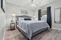 King bed 2BR Suite in the Heart of Appleton