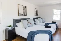 Marvelous 4-bedroom house in Woodlawn Heights, family friendly. Hotels near Esplanade Park Cabana (Sugar Shed)