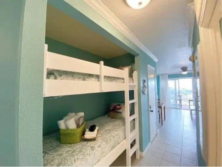 Ocean Views steps to beach - Shoreline Stays 29 Отели рядом с достопримечательностью «Муди Гарденс»