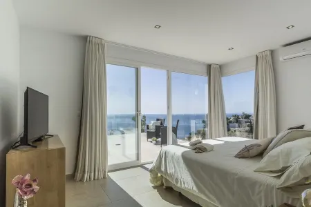 Modern villa with heated privat pool and jacuzzi Отели рядом с достопримечательностью «Playa Salobreña»