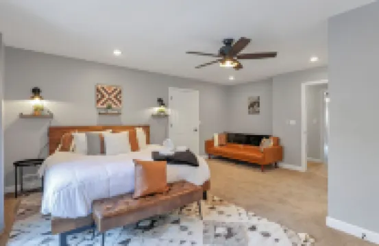 King Bed Serenity Retreat Hot Tub/Bar/Game Room