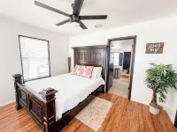 Charming farmhouse in welcoming Boerne with AC, WiFi
