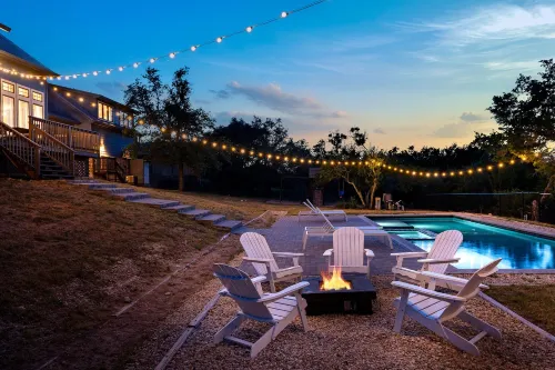 Luxurious Lake Park House: Sleeps 25, Pool, Hot-Tub, Firepit and Game Room! Hotels in Travis County