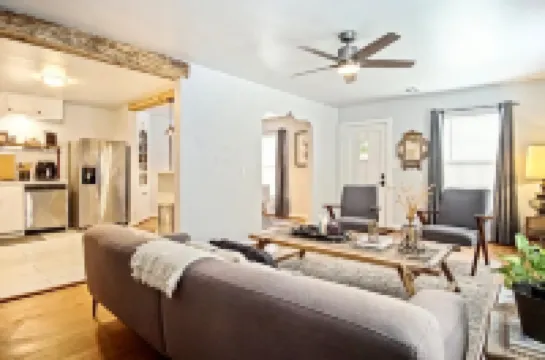 Modern Rustic 3 -bedroom 2 Bathrooms Carport Hotels in 