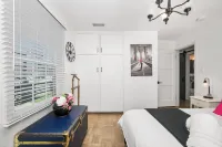 Charming 3 Bedroom Cottage with AC and WiFi in Superb Long Beach Location.