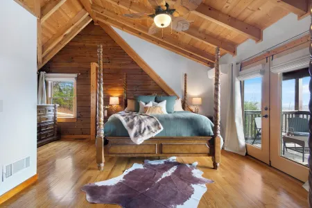 New Listing! 3 Bedrooms, Sleeps 6, Gorgeous Mountain View-Close to Everything!