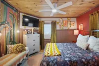 The Glass Garden - 60s/70s Retro-Themed Apartment