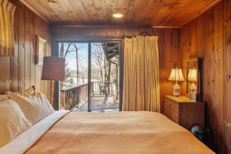 Lakeside Getaway - Lake Access & Firepit