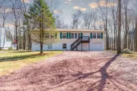 Huge Getaway Home with Gameroom, Arcades, Firepit Hotels in Coolbaugh Township