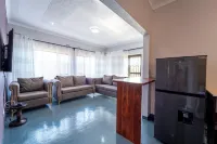 KhayaLethu Cottage 2 Cozy home, 10mins walk to the majestic falls. Lovely garden