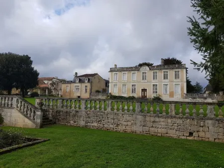 Chateau de Charras -2 bedroom holiday apartment Отели в г. Шарра