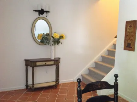 2 Bedroom Renovated Townehouse, #5 , Beautifully Decorated at Garfield House Отели рядом с достопримечательностью «Государственный заповедник Октобер Маунтин»