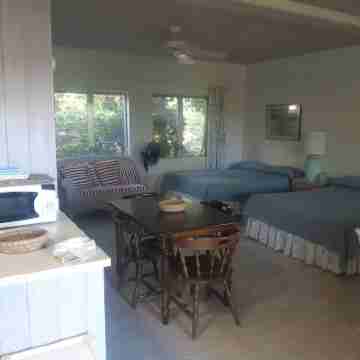 Private Island w Causeway to Town, 2 Bedroom, 2 bathroom, Full kitchen, Sleeps 6 Rooms