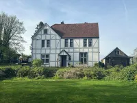 Beautiful old rustic house on two acres of overlooking fields in the back garden Hotels in Itchen Valley