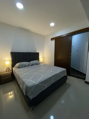 Modern 8 Bedroom Home in Laureles Hotels in La Floresta