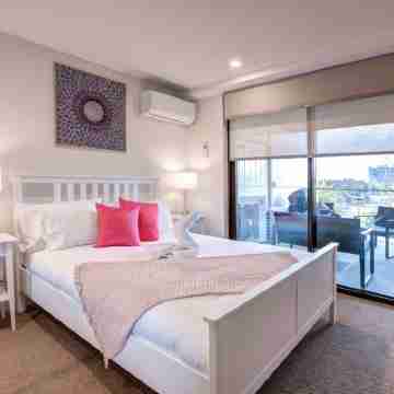 The Hamptons - Luxurious Fully Furnished 2 Bedroom Central Location Rooms