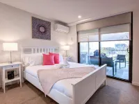 The Hamptons: Dual-Suite Sanctuary | 2 Private Baths | Rooftop Pool Hotels in Dickson