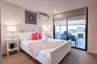 The Hamptons - Luxurious Fully Furnished 2 Bedroom Central Location Các khách sạn gần Canberra Chinatown
