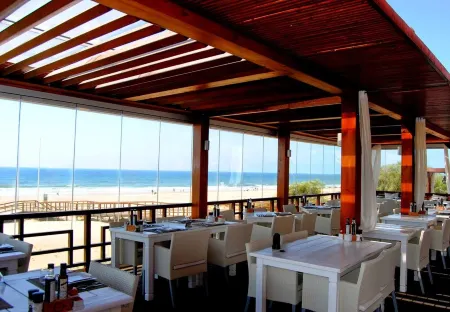 Beautiful 3 Bedroom 2 Bathroom Town House In a Private Gated Complex & Free WiFi Отели в г. Коста Оксиденталь