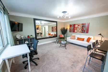 Heart of Downtown Kirkland - 500 Feet from the Beach Отели рядом с достопримечательностью «Южный Киркленд Парк энд Райд»