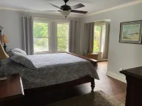 Cozy Cottage on the Lake Hotels near Phantom Fireworks of Buford