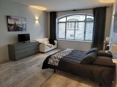 Large apartment near Quimper Cathedral Отели рядом со станцией GARE SNCF RAILWAY STATION