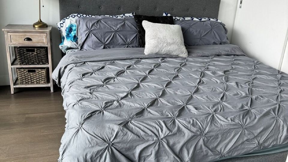 Modern Luxury 2 bed sleeps 5 wifi laundry king bed