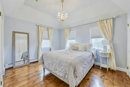 Southampton Home with Heated Pool,6 minutes from beach’s Отели в г. Такахо