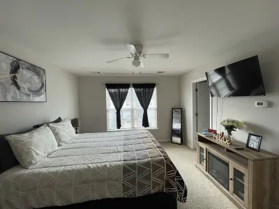 Mins to airport and shopping! 5 Star clean!13miles from downtown! Hotels near Enmarket
