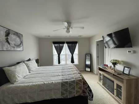 Mins to airport and shopping! 5 Star clean!13miles from downtown!