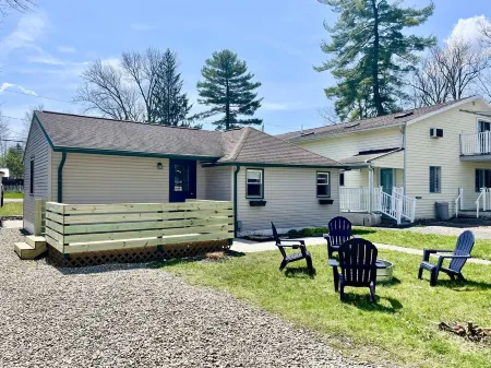 NEW Chautauqua Cottage, Lake Views, King Bed & Hot Tub