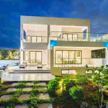 Villa DelEvan 4E / Beachfront 6 bedroom house on the Grace Bay Beach, Hotel Exterior